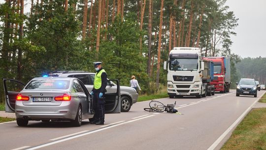 Potrącenie rowerzystki między Nowogrodem, a Zbójną [FOTO]