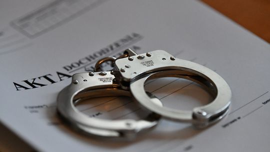 Pracownik banku z Łomży usłyszał 271 zarzutów oszustwa – oszukał 37 klientów na ponad 350 tysięcy złotych