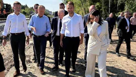 Rewitalizacja kolei w Łomży: Premier Tusk ogłasza powrót pociągów i nowe możliwości dla regionu!