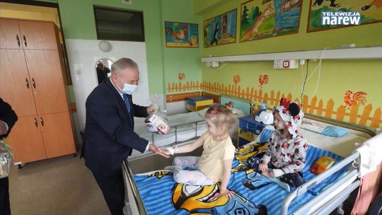 Prezenty z okazji Dnia Dziecka w Szpitalu Wojewódzkim w Łomży - [VIDEO]