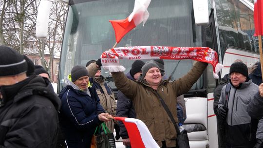 Protest Wolnych Polaków - cztery autokary wyruszyły z Łomży do stolicy  [VIDEO]