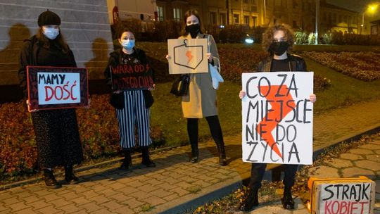Protestujący w Łomży nawołują do ostudzenia emocji. Walczymy, ale na akty wandalizmu się nie godzimy [VIDEO]