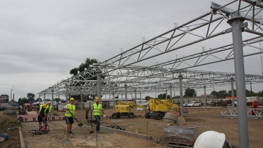 Przyspieszają prace przy budowie hali na targowisku 