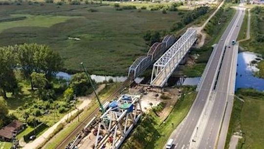 Rail Baltica. Pierwszy z nowych mostów kolejowych nad Narwią w Uhowie wędruje na swoje docelowe miejsce 