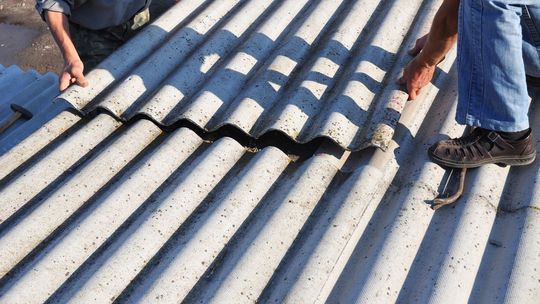 Rakotwórczy azbest wciąż zalega na dachach. Pilnie potrzeba zmian w programie rządowym 