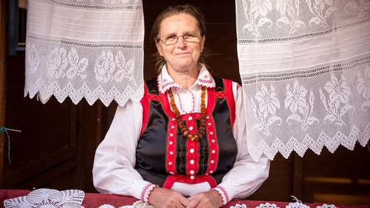 Rękodzieło, które łączy pokolenia. Warsztaty koronkarstwa w Nowogrodzie