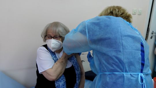 Rozpoczęły się szczepienia seniorów 80 plus. Krystyna Kubik jedną z pierwszych zaszczepionych w Szpitalu Wojewódzkim w Łomży [VIDEO]