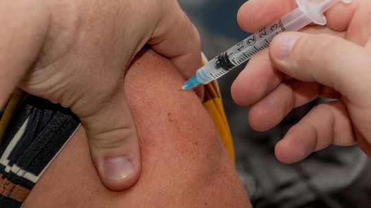 Ruszają zapisy seniorów na bezpłatne szczepienia przeciwko grypie