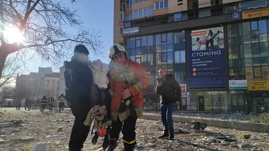 Są na miejscu każdego wybuchu i pokazują światu zniszczenia w Ukrainie [ZDJĘCIA]