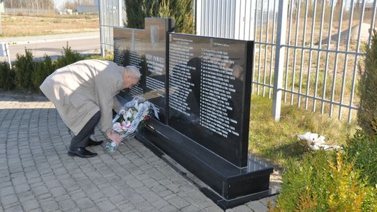 Senator Komorowski oddał hołd ofiarom katastrofy i poległym żołnierzom w Katyniu