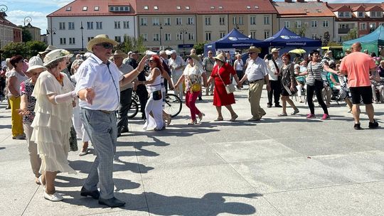 „Seniorada Plus” – edycja międzypokoleniowa na Starym Rynku [VIDEO]