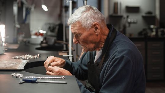 Seniorzy zyskują na dłuższej pracy – wyższa emerytura i ulga podatkowa Seniorzy zyskują na dłuższej pracy – wyższa emerytura i ulga podatkowa