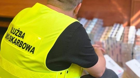 Sklep z kontrabandą w Augustowie. Funkcjonariusze przejęli blisko 1500 paczek papierosów