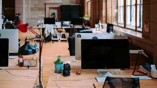 Słuchawki do telefonu – jaki model wybrać, by zwiększyć produktywność w pracy?