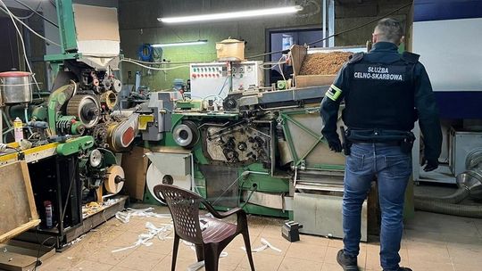 Służby zlikwidowały nielegalną fabrykę papierosów na Mazowszu. 4 osoby zatrzymane