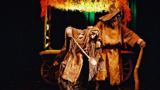 Spektakl "Madejowe łoże" na dziedzińcu Braci Kapucynów