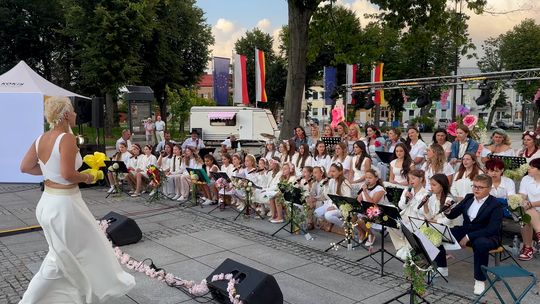 Śpiew łączy pokolenia – wyjątkowy koncert pod dębami w Kolnie - [VIDEO]