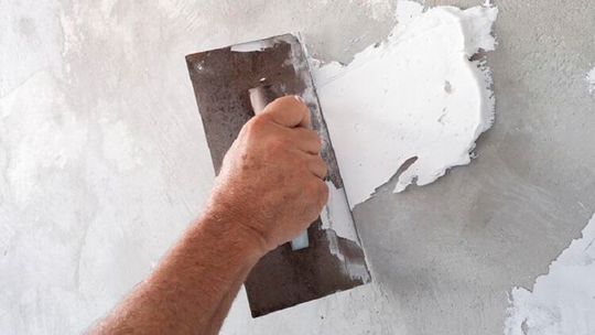 Sprawdź krok po kroku, jak samodzielnie wykonać gipsowanie ściany