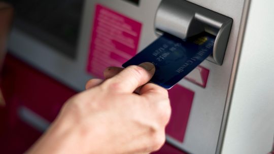 Świadczeniobiorcy ZUS-u coraz chętniej wybierają bezgotówkowe formy wypłaty