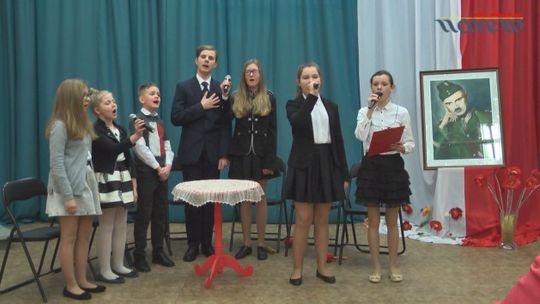 Szkoła Podstawowa nr 4 w Łomży - spotkanie patriotyczne Szkoła Podstawowa nr 4 w Łomży - spotkanie patriotyczne