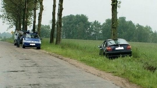 Toyota uderzyła w drzewo- dwie osoby w szpitalu. 