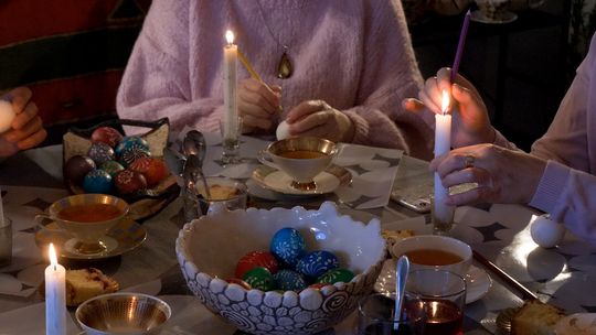 Tradycja wciąż żywa. Warsztaty malowania pisanek w galerii Evera - [VIDEO]