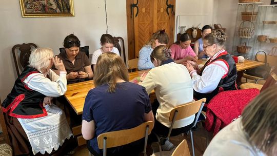 Tradycyjne rękodzieło ożywa w Skansenie Kurpiowskim. Za nami warsztaty koronkarstwa, przed nami wycinanka zbójeńska