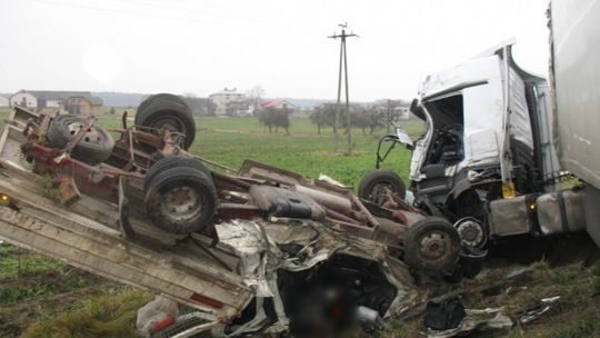 Tragiczny wypadek na krajowej 8 - trzy osoby nie żyją
