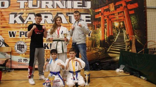 Trzy puchary i dwa medale podczas turnieju karate w Rudniku