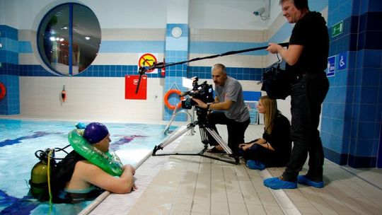 TVP 2 i niemiecka telewizja MDR na plywalni w Łomży