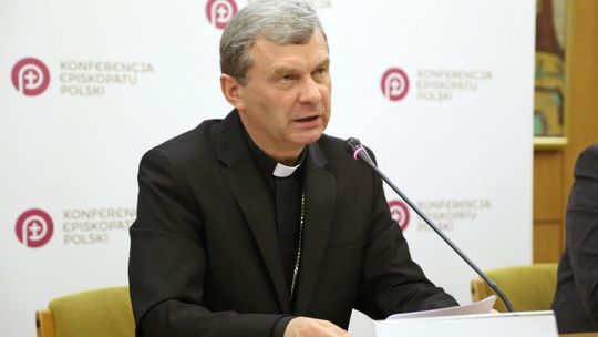 Tysiące Polaków i ich rodzin cierpi przez alkohol – mówi łomżyński biskup Tadeusz Bronakowski