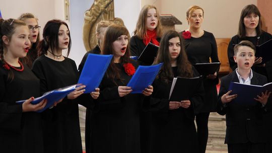 Udany debiut łomżyńskiego chóru młodzieżowego Carmen Fidei - FOTO