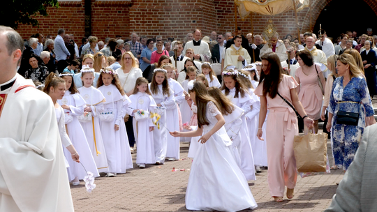 Uroczystość Bożego Ciała. Setki osób wyruszyły na procesję z Łomżyńskiej Katedry [VIDEO i FOTO] 