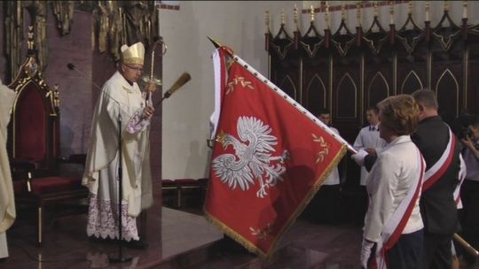 Uroczystość nadania sztandaru powiatowi łomżyńskiemu VIDEO