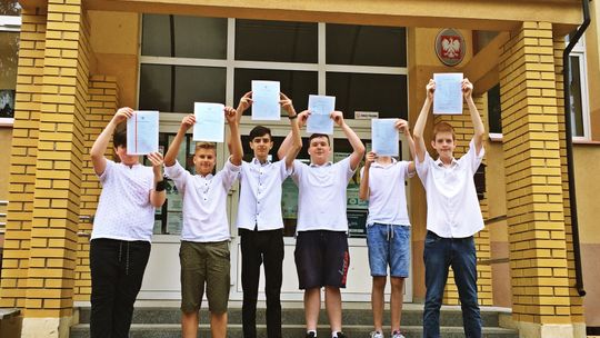 Wakacje. Uczniowie odebrali świadectwa. My zajrzeliśmy do SP nr 4 w Łomży [FOTO]