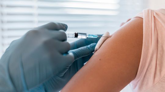 Więcej szczepień w aptekach, ułatwienie dla pacjentów - za podanie szczepionki zapłaci NFZ