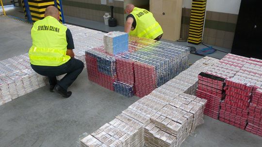 Wpadli z 25 tys. paczek nielegalnych papierosów