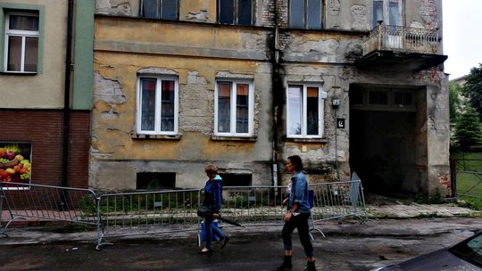 Wzbudza niepokój i stwarza zagrożenie - mowa o kamienicy przy ul. Wiejskiej 6 w Łomży - FOTO