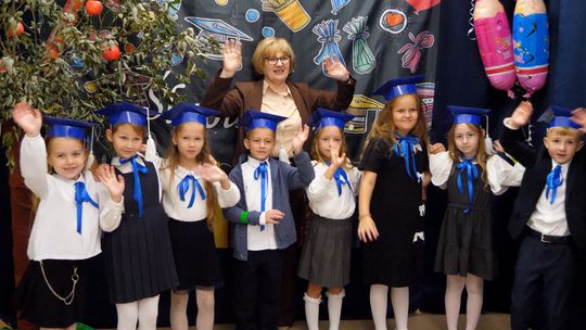 Wzruszające ślubowanie pierwszoklasistów w Starym Bożejewie. „Szkoła z pasją, która jest jak drugi dom” - [VIDEO]