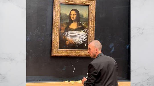 Zaatakował Mona Lisę. Jeden z najsłynniejszych obrazów „poczęstował” tortem