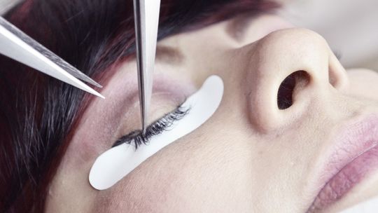 Zabiegi odmładzające sposobem na przedłużenie młodości