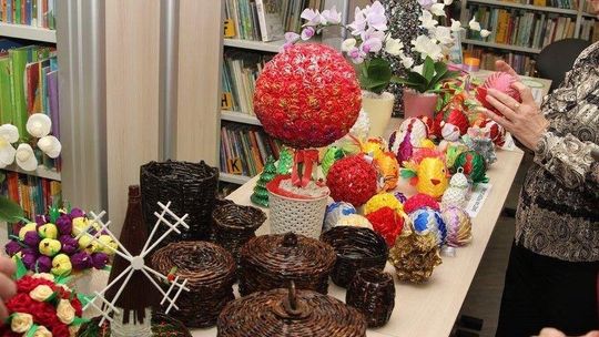 Zambrowski Klub Rękodzieła Artystycznego ROBÓTKI POD BIBLIOTEKĄ obchodzi 2. urodziny 