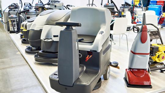 Zastosowanie szorowarki – jak przywrócić blask Twoim podłogom?