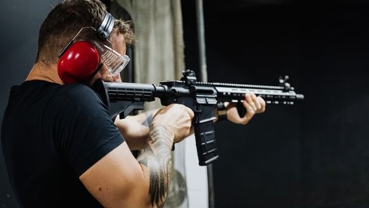 Zastosowanie zawieszenia broni i latarki taktycznej w treningu strzeleckim