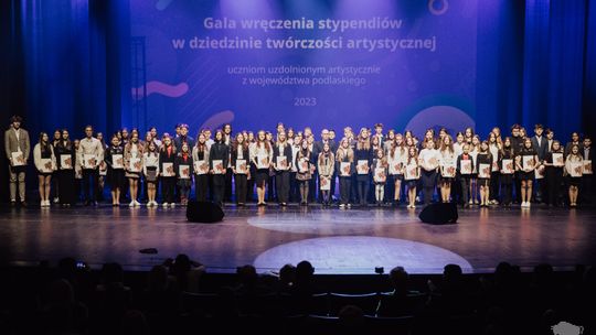 Zdolni, pracowici i artystycznie utalentowani – młodzież z podlaskiego otrzymała stypendia Marszałka - [VIDEO]
