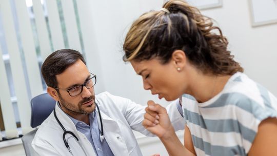 Zdrowotne i chorobowe – podobne nazwy, zupełnie inne korzyści