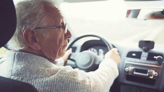 Zmienią się przepisy dla kierowców. Uderzą w seniorów za kierownicą