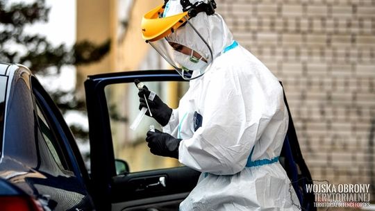 Żołnierze pobierają wymazy od nauczycieli