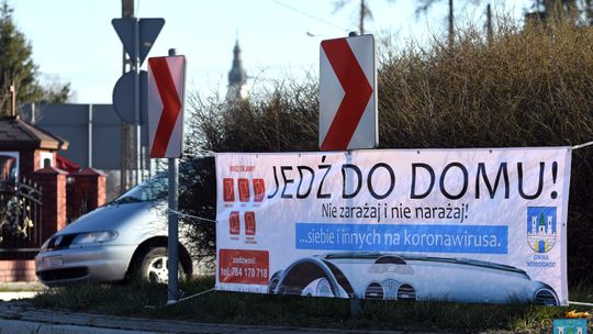 "Zostań w domu! Nie zarażaj i nie narażaj! ...siebie i innych na koronawirusa" - ciekawe banery w gminie Nowogród