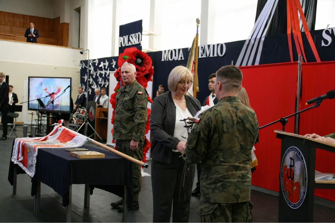 13 batalion lekkiej piechoty w Łomży otrzymał Sztandar 33 Pułku Piechoty Armii Krajowej